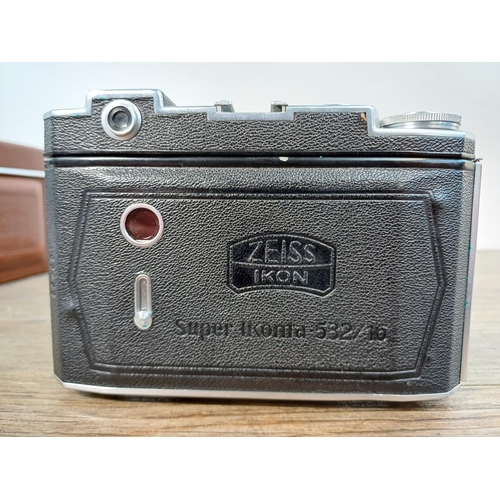 40 - A cased mid 20th century Zeiss Ikon Super Ikonta 532/16 folding rangefinder camera (serial no. A3323... 