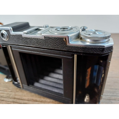 40 - A cased mid 20th century Zeiss Ikon Super Ikonta 532/16 folding rangefinder camera (serial no. A3323... 