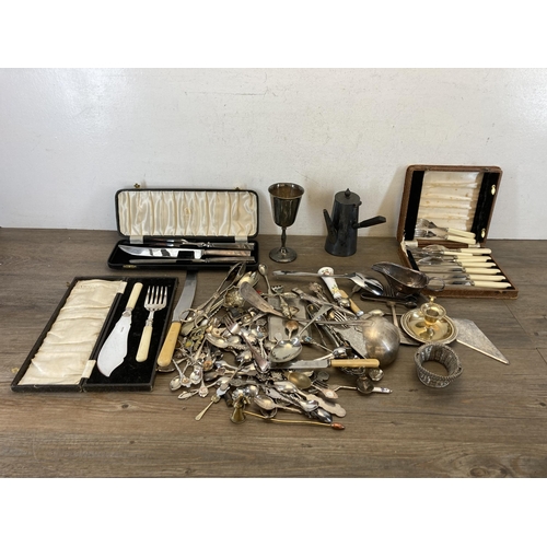 299 - A collection of metalware to include Art Deco cased Firth Staybrite cutlery set, Viners Ltd of Sheff... 