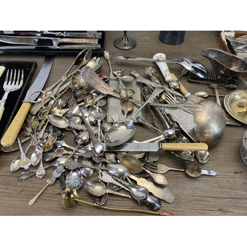 299 - A collection of metalware to include Art Deco cased Firth Staybrite cutlery set, Viners Ltd of Sheff... 