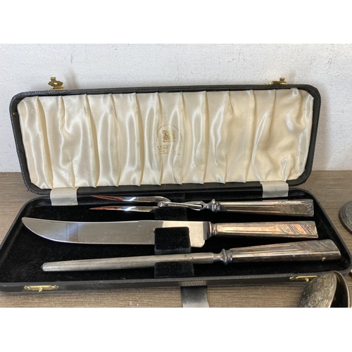 299 - A collection of metalware to include Art Deco cased Firth Staybrite cutlery set, Viners Ltd of Sheff... 