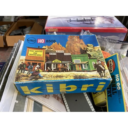 322 - A collection of model railway items to include boxed Hornby station terminus, boxed Life-Like scener... 