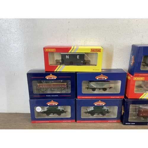 323 - A collection of boxed and unboxed model railway items to include Hornby Railroad 00 gauge R6372 LWB ... 