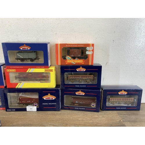 323 - A collection of boxed and unboxed model railway items to include Hornby Railroad 00 gauge R6372 LWB ... 