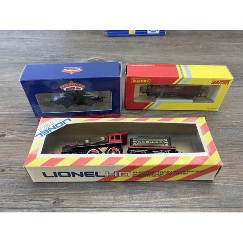 323 - A collection of boxed and unboxed model railway items to include Hornby Railroad 00 gauge R6372 LWB ... 