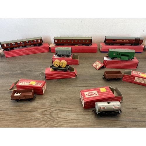 325 - Ten boxed Hornby Dublo model railway items to include 4625 20 ton grain wagon, 4316 horse box, 4676 ... 