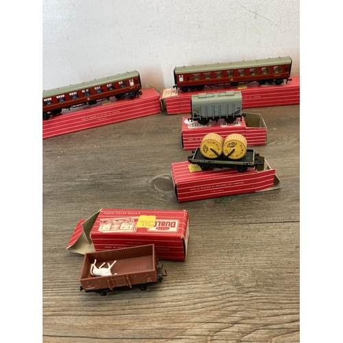 325 - Ten boxed Hornby Dublo model railway items to include 4625 20 ton grain wagon, 4316 horse box, 4676 ... 