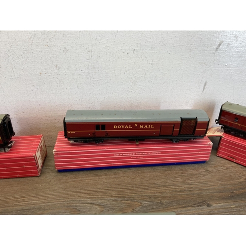 325 - Ten boxed Hornby Dublo model railway items to include 4625 20 ton grain wagon, 4316 horse box, 4676 ... 