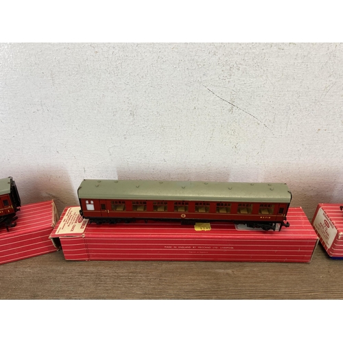 325 - Ten boxed Hornby Dublo model railway items to include 4625 20 ton grain wagon, 4316 horse box, 4676 ... 