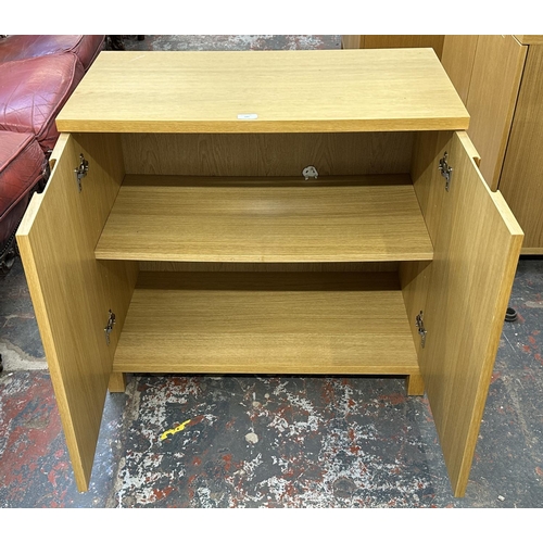 185 - A modern oak effect sideboard - approx. 74cm high x 80cm wide x 42cm deep