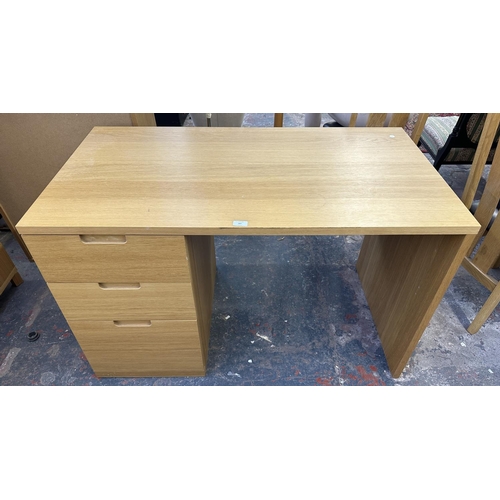 187 - A modern oak effect office desk - approx. 75cm high x 120cm wide x 65cm deep