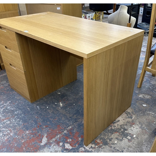 187 - A modern oak effect office desk - approx. 75cm high x 120cm wide x 65cm deep