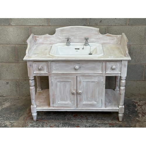 36 - A Victorian style white painted pine wash stand with fitted Savoy ceramic sink - approx. 96cm high x... 