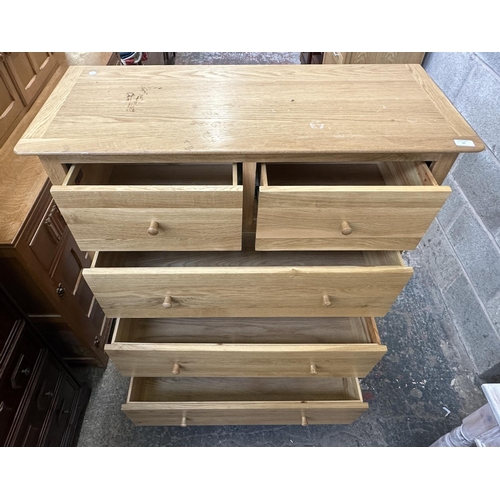 37 - A modern oak chest of drawers - approx. 120cm high x 99.5cm wide x 42cm deep