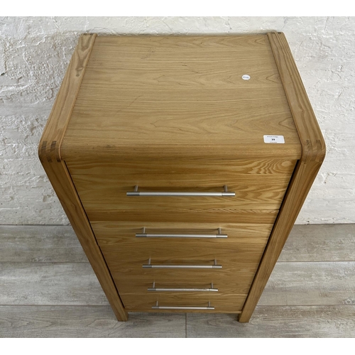 39 - A modern oak chest of drawers - approx. 105cm high x 54cm wide x 45cm deep