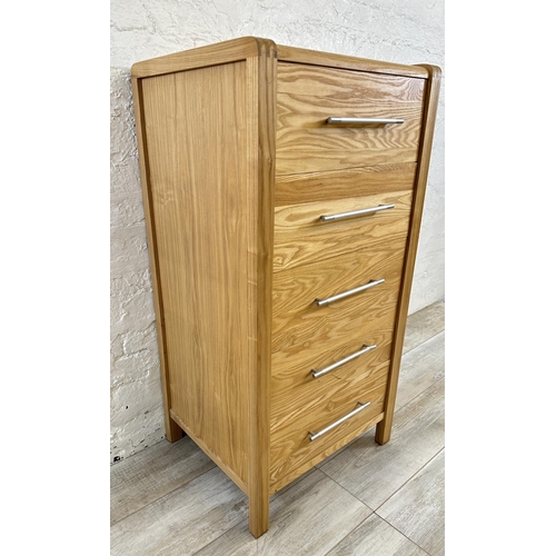 39 - A modern oak chest of drawers - approx. 105cm high x 54cm wide x 45cm deep