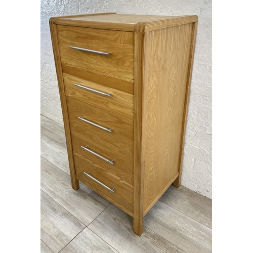 39 - A modern oak chest of drawers - approx. 105cm high x 54cm wide x 45cm deep