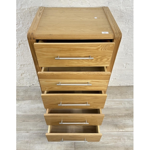 39 - A modern oak chest of drawers - approx. 105cm high x 54cm wide x 45cm deep