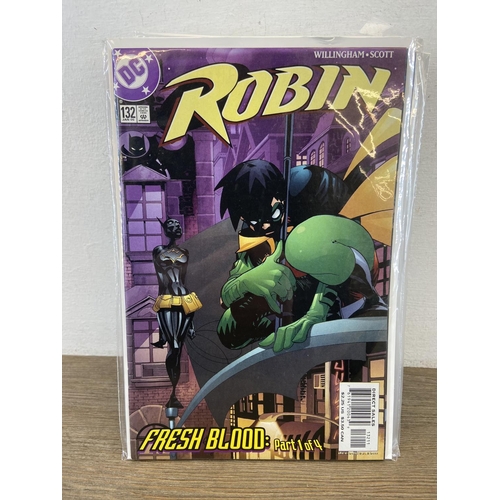 465 - Approx. one hundred and sixty DC comics. Robin (vol.1) includes #0, #1, #3, #4, #5, #6 (two copies),... 