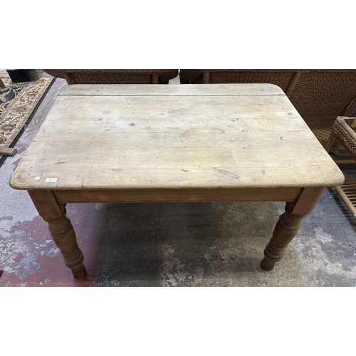 61 - A Victorian pine farmhouse kitchen table - approx. 72cm high x 86cm wide x 121cm long