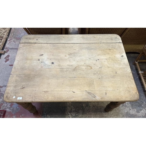 61 - A Victorian pine farmhouse kitchen table - approx. 72cm high x 86cm wide x 121cm long