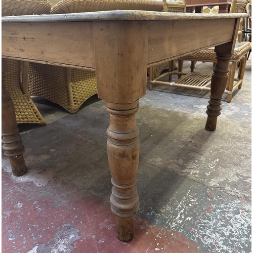 61 - A Victorian pine farmhouse kitchen table - approx. 72cm high x 86cm wide x 121cm long