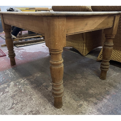 61 - A Victorian pine farmhouse kitchen table - approx. 72cm high x 86cm wide x 121cm long