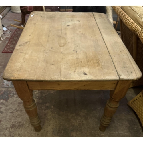 61 - A Victorian pine farmhouse kitchen table - approx. 72cm high x 86cm wide x 121cm long