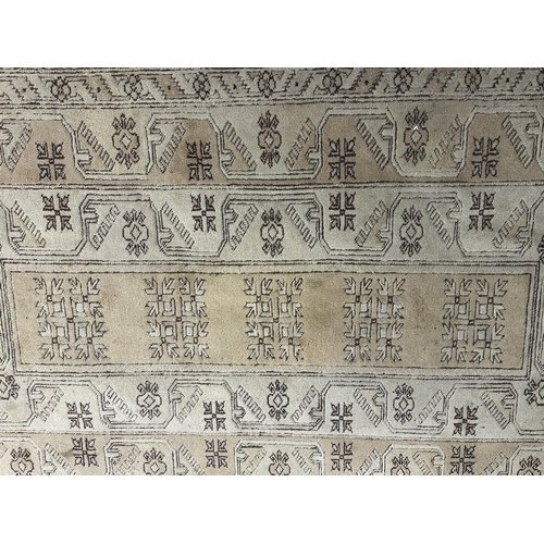 7 - A mid/late 20th century machine woven tasselled rug - approx. 200cm x 120cm