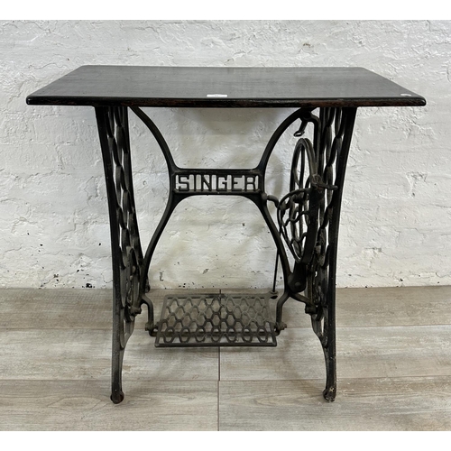 84 - A late 19th/early 20th century Singer cast iron sewing machine base with later added wooden top - ap... 