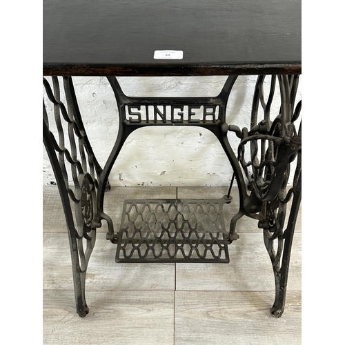 84 - A late 19th/early 20th century Singer cast iron sewing machine base with later added wooden top - ap... 