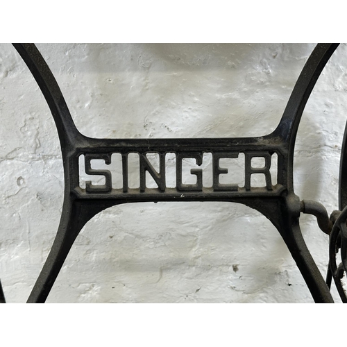 84 - A late 19th/early 20th century Singer cast iron sewing machine base with later added wooden top - ap... 