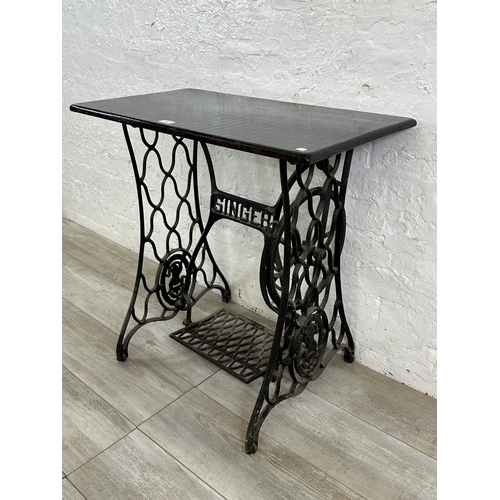 84 - A late 19th/early 20th century Singer cast iron sewing machine base with later added wooden top - ap... 