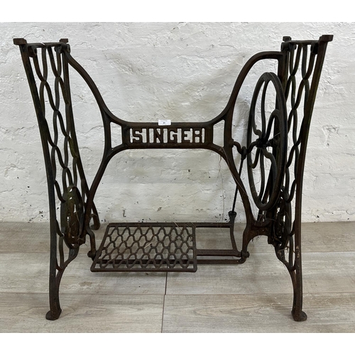 85 - A late 19th/early 20th century Singer cast iron sewing machine base