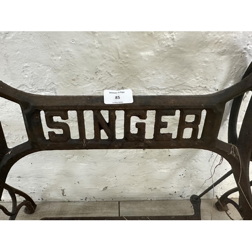 85 - A late 19th/early 20th century Singer cast iron sewing machine base