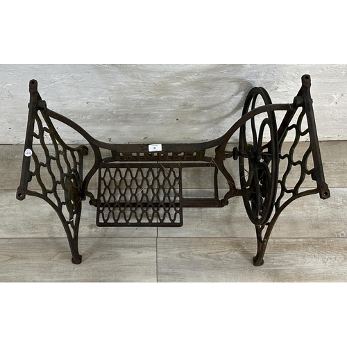 85 - A late 19th/early 20th century Singer cast iron sewing machine base