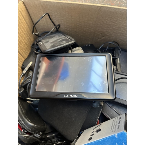 530 - A large collection of satnavs to include Garmin, TomTom etc.