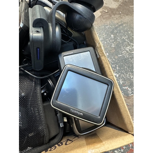 530 - A large collection of satnavs to include Garmin, TomTom etc.