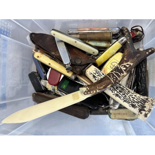 432 - A collection of items to include replica flintlock pistol, various pocket knives, cut throat razors ... 