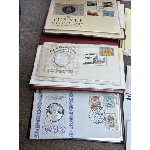 456 - A collection of items to include 1974 John Pinches The Robert The Bruce medallic first day cover fea... 