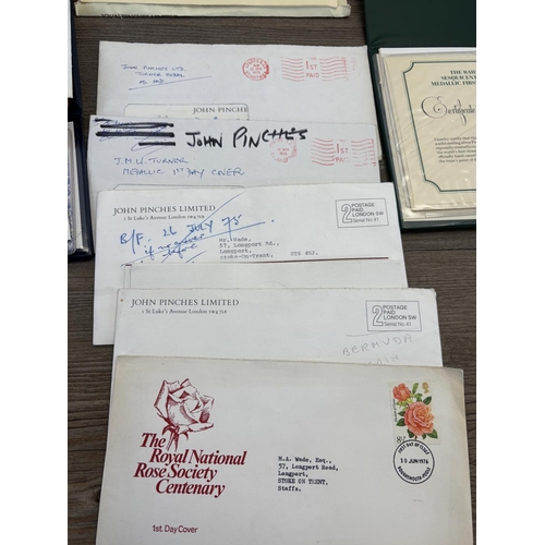 456 - A collection of items to include 1974 John Pinches The Robert The Bruce medallic first day cover fea... 