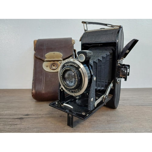 68 - A cased 1930s Voigtländer Bessa dual-format self-erecting folding camera for 4.5x6 or 6 x 9 images o... 