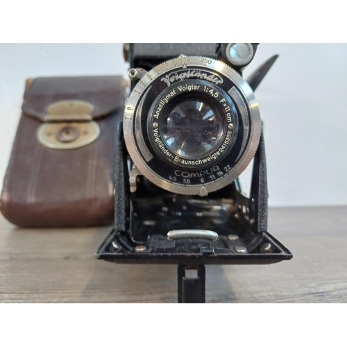 68 - A cased 1930s Voigtländer Bessa dual-format self-erecting folding camera for 4.5x6 or 6 x 9 images o... 