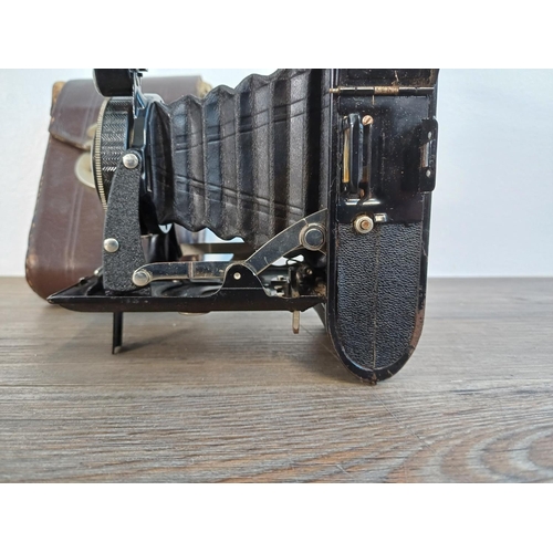 68 - A cased 1930s Voigtländer Bessa dual-format self-erecting folding camera for 4.5x6 or 6 x 9 images o... 