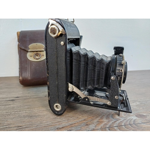 68 - A cased 1930s Voigtländer Bessa dual-format self-erecting folding camera for 4.5x6 or 6 x 9 images o... 