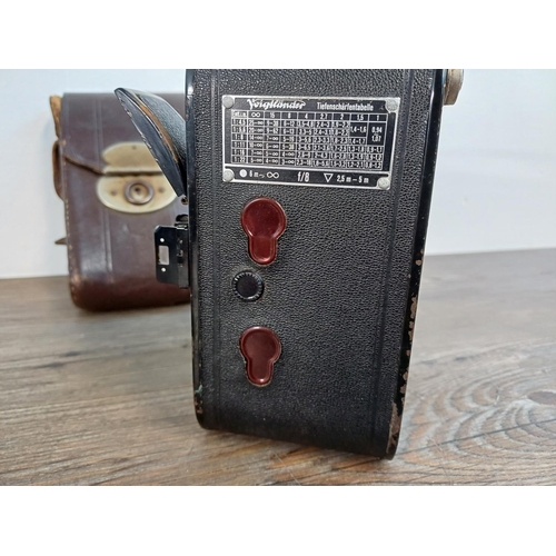 68 - A cased 1930s Voigtländer Bessa dual-format self-erecting folding camera for 4.5x6 or 6 x 9 images o... 