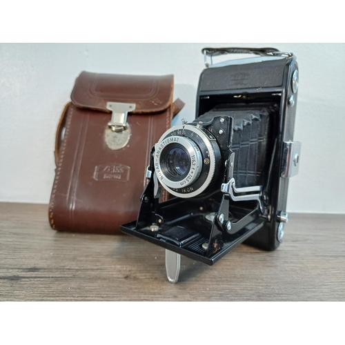 70 - A cased post-war Zeiss Ikon Nettar 515/2 self-erecting folding camera for 6x9 images on 120 film fit... 