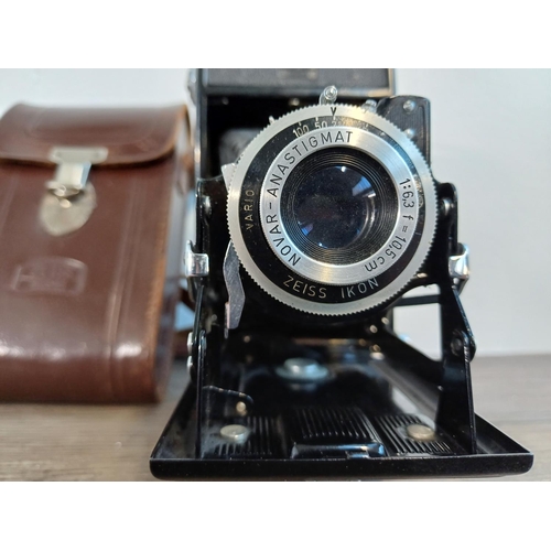 70 - A cased post-war Zeiss Ikon Nettar 515/2 self-erecting folding camera for 6x9 images on 120 film fit... 