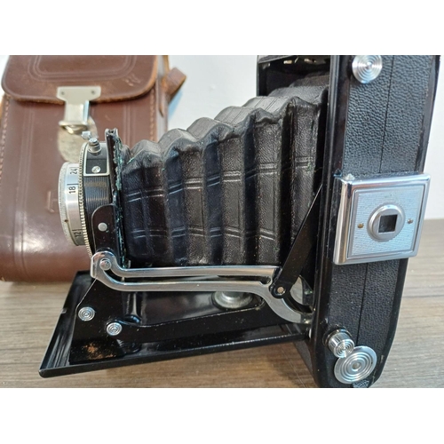 70 - A cased post-war Zeiss Ikon Nettar 515/2 self-erecting folding camera for 6x9 images on 120 film fit... 