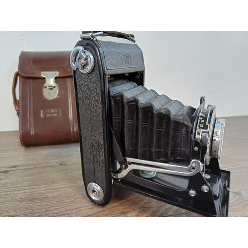 70 - A cased post-war Zeiss Ikon Nettar 515/2 self-erecting folding camera for 6x9 images on 120 film fit... 